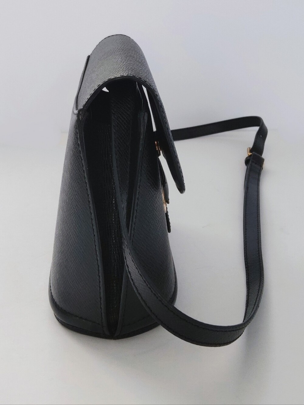 Bally Swiss Vintage Black Leather Crossbody with Gold 'B' Hardware. 8×7×3. - Picture 4 of 11